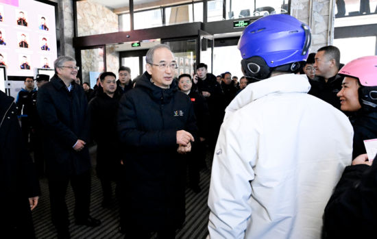 11��22�գ�����ʡ2025-2026��ѩ���_���ߵ�31�ü����Fڡ��ѩ��(ji��)�_Ļʽ�ڼ����������ɻ����ȼم^(q��)�e����ʡί��ӛ�S����ѩ�ߴ�d�c��ʡ�ο��H�н�����